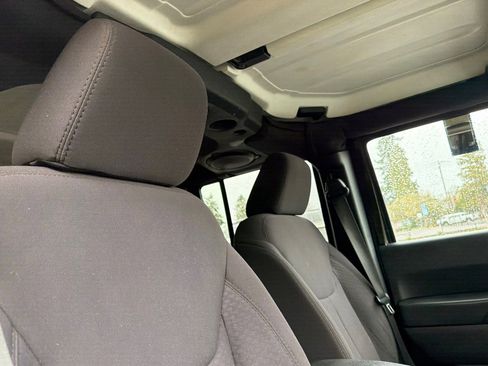 Used 2013 Jeep Wrangler Unlimited Sport image 17