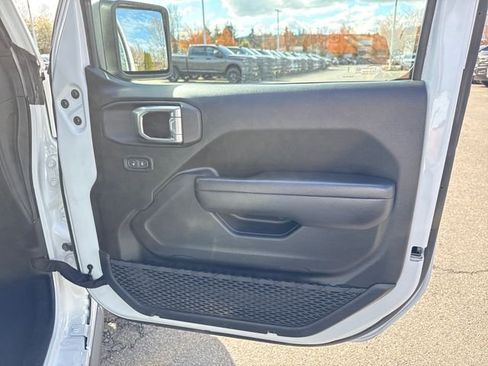 Used 2025 Jeep Wrangler Unlimited Rubicon AWD/4WD image 18