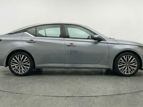 Used 2025 Nissan Altima 2.5 SV image 11