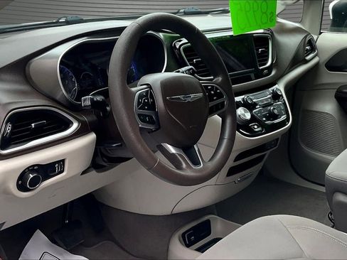 Used 2019 Chrysler Pacifica L FWD image 16