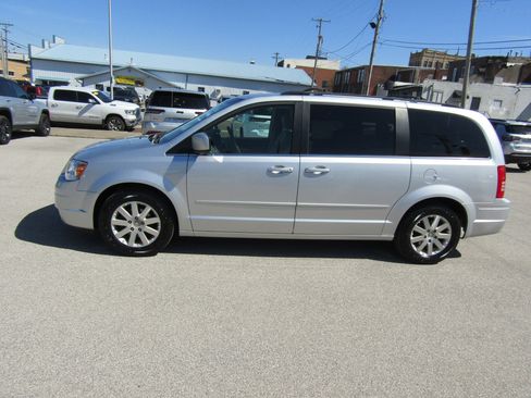 Used 2008 Chrysler Town & Country Touring FWD image 6