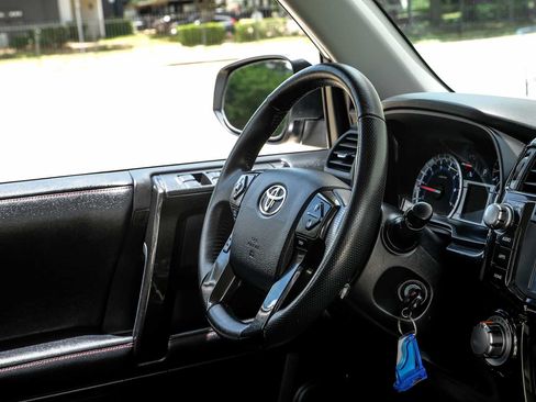 Used 2018 Toyota 4Runner TRD Off-Road AWD/4WD image 15