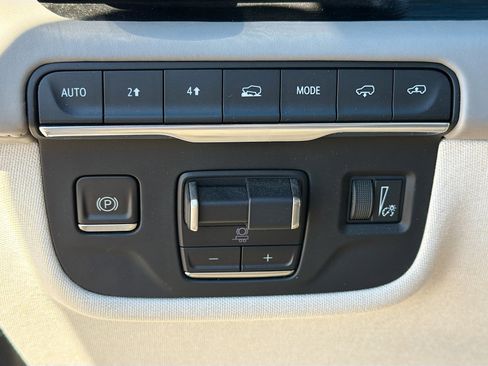 Used 2021 Cadillac Escalade ESV Premium Luxury Platinum AWD/4WD image 37