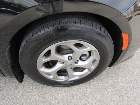 Used 2023 Chrysler Pacifica Limited image 12