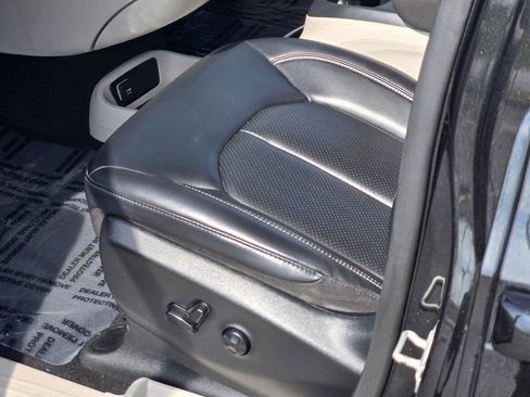 Used 2023 Chrysler Pacifica Touring-L FWD image 25