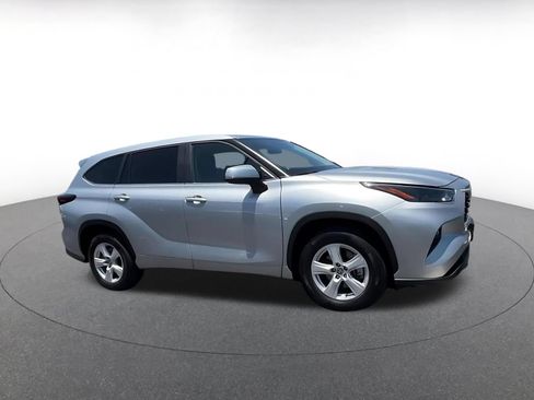 Used 2025 Toyota Highlander LE FWD image 2