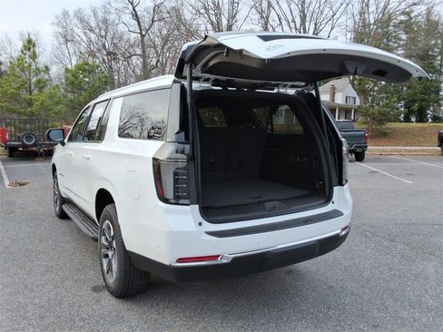 New 2026 Chevrolet Suburban LT image 16