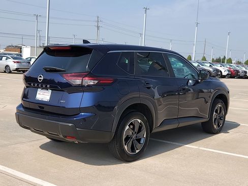 Used 2025 Nissan Rogue SV image 5