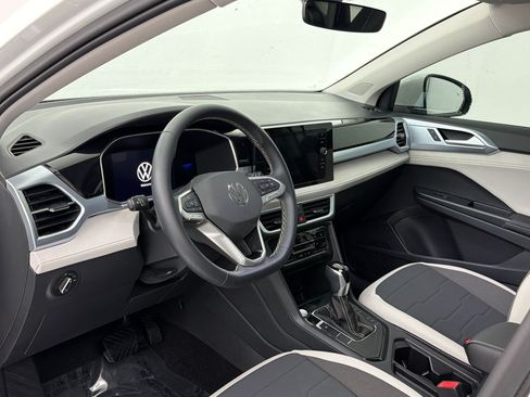 Used 2025 Volkswagen Taos SE w/ Panoramic Sunroof Package FWD image 4