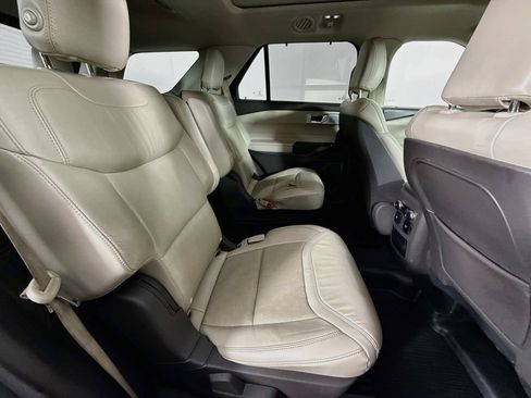 Used 2020 Ford Explorer Platinum w/ Premium Technology Package AWD/4WD image 21