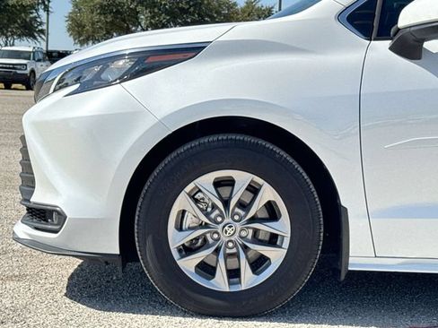 Used 2025 Toyota Sienna XLE AWD/4WD image 10