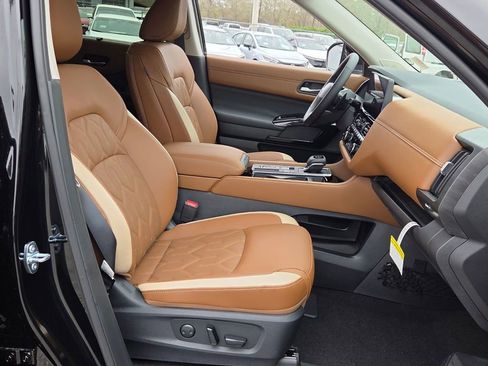 New 2026 Nissan Pathfinder Platinum image 14