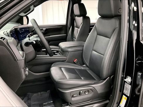 Used 2025 Chevrolet Suburban Z71 image 22