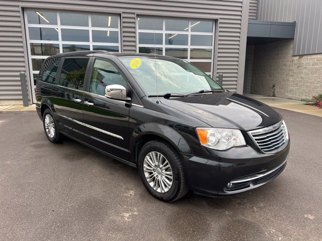 Used 2016 Chrysler Town & Country Touring-L w/ Driver Convenience Group FWD image 3