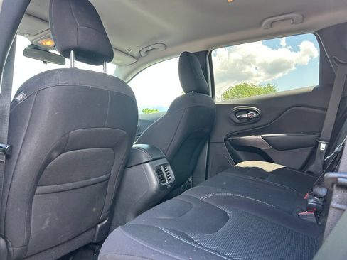Used 2019 Jeep Cherokee Latitude w/ Popular Appearance Group AWD/4WD image 28