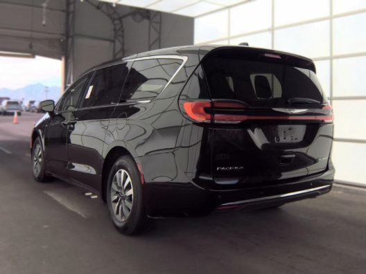 Used 2024 Chrysler Pacifica Limited FWD image 2