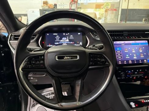 Used 2023 Jeep Grand Cherokee Overland AWD/4WD image 16