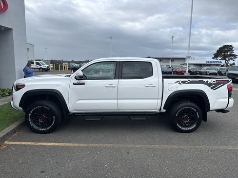 Used 2018 Toyota Tacoma TRD Pro AWD/4WD image 2