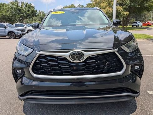 Used 2022 Toyota Highlander XLE FWD image 3