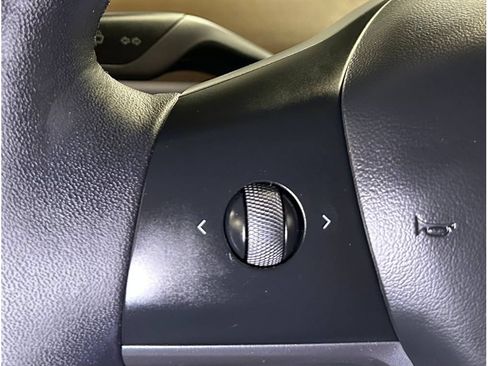 Used 2022 Tesla Model Y Long Range AWD/4WD image 25