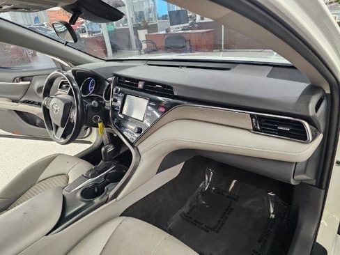 Used 2020 Toyota Camry SE FWD image 8