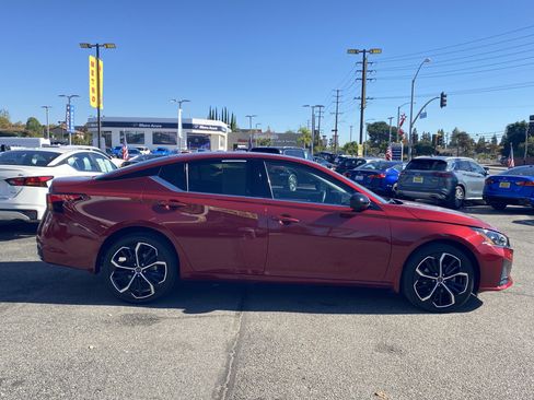 Used 2024 Nissan Altima 2.5 SR w/ SR Premium Package image 2