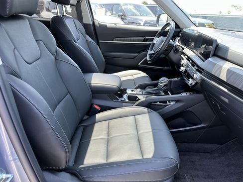 Used 2025 Kia Telluride EX FWD image 17