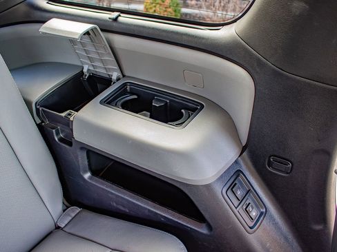 Used 2019 Toyota Sequoia Platinum image 39