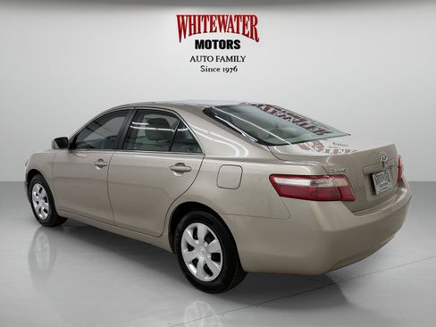 Used 2009 Toyota Camry LE FWD image 2