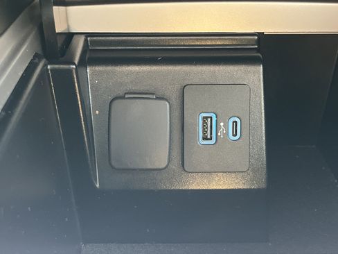 Used 2022 Ford Explorer XLT w/ Equipment Group 202A image 7