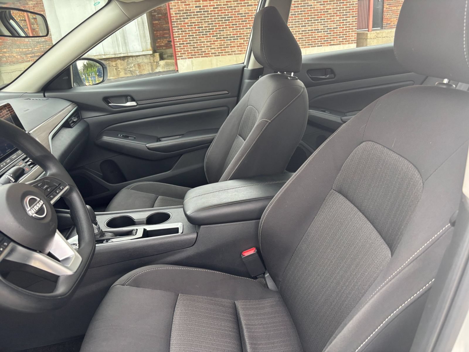 Used 2025 Nissan Altima 2.5 SV FWD image 25