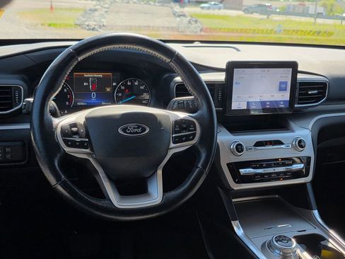Used 2022 Ford Explorer XLT w/ Equipment Group 202A AWD/4WD image 34