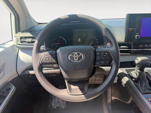 Used 2025 Toyota Sienna LE w/ LE Plus Package FWD image 12