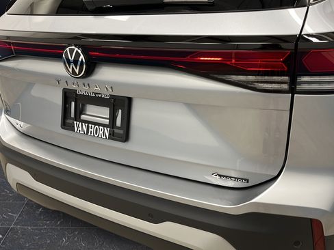 Used 2025 Volkswagen Tiguan SE w/ Panoramic Sunroof Package AWD/4WD image 35
