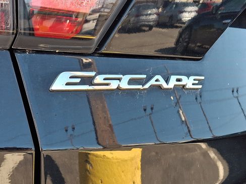 Used 2017 Ford Escape Titanium w/ Equipment Group 301A AWD/4WD image 4
