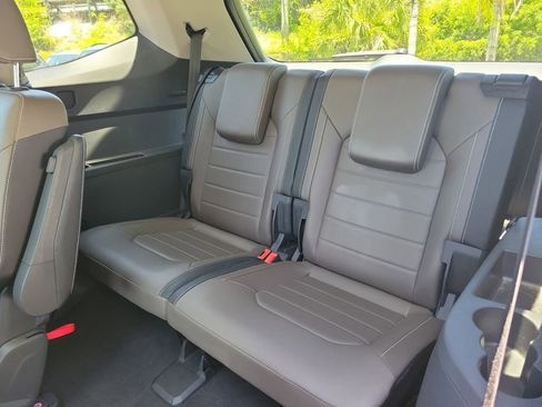 Used 2025 Volkswagen Atlas SEL AWD/4WD image 13