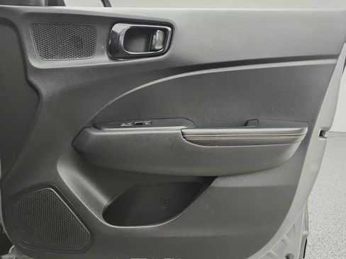 Used 2022 Hyundai Venue Limited FWD image 25