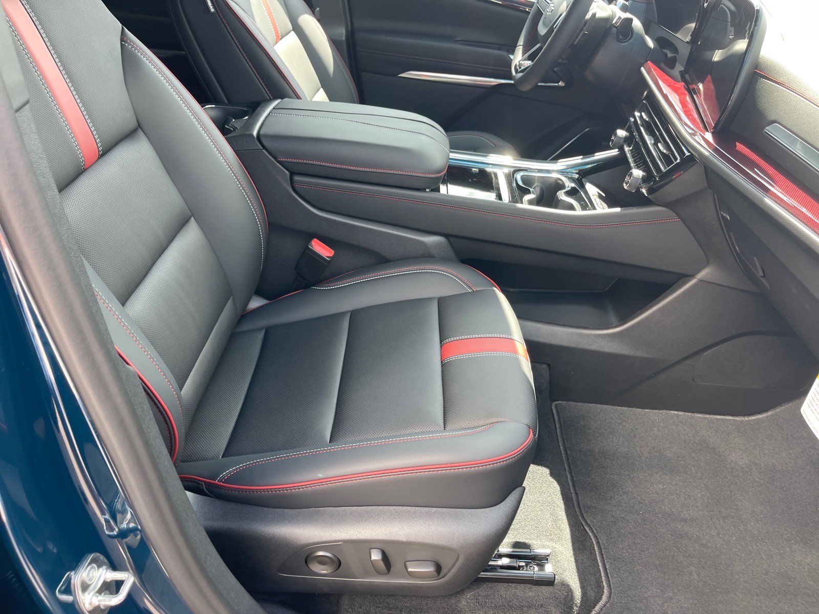 New 2027 Chevrolet Traverse RS FWD image 18