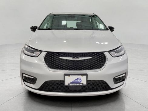 Used 2024 Chrysler Pacifica Touring-L image 13