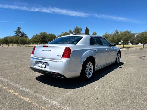 Used 2019 Chrysler 300 Touring RWD image 5