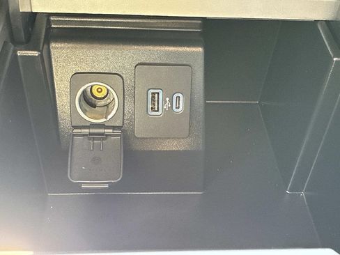 Used 2023 Ford Explorer XLT w/ Equipment Group 202A AWD/4WD image 32