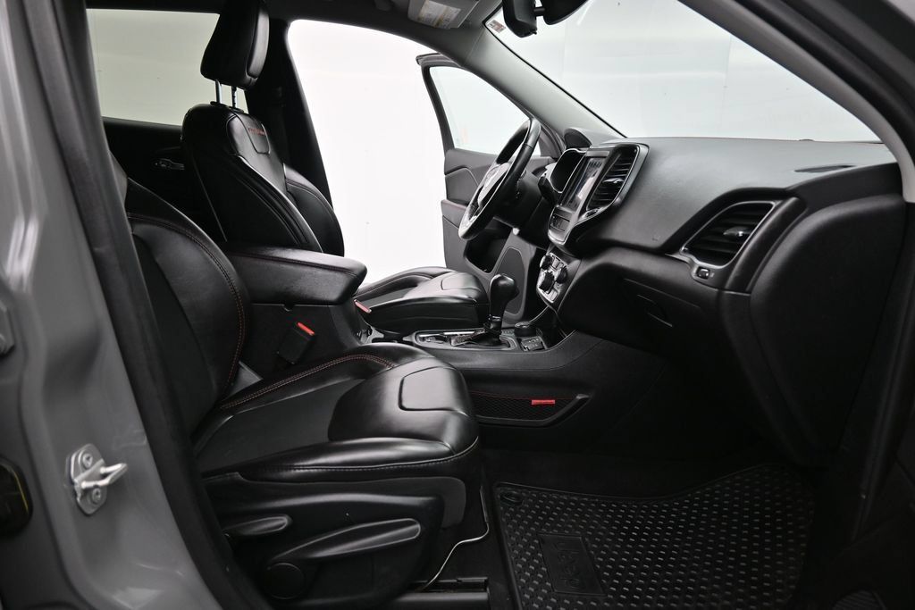 Used 2019 Jeep Cherokee Trailhawk w/ Cold Weather Group AWD/4WD image 18