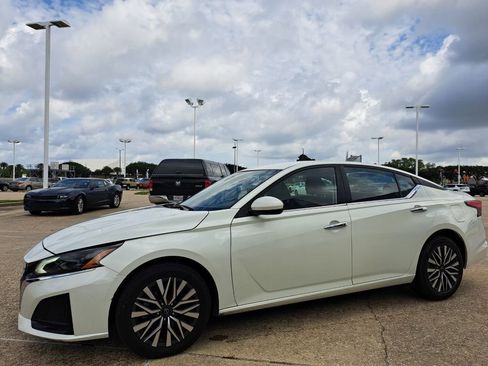 Used 2023 Nissan Altima 2.5 SV AWD/4WD image 9