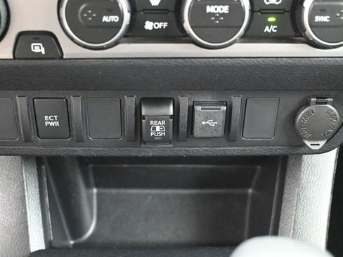 Certified 2022 Toyota Tacoma SR5 AWD/4WD image 23
