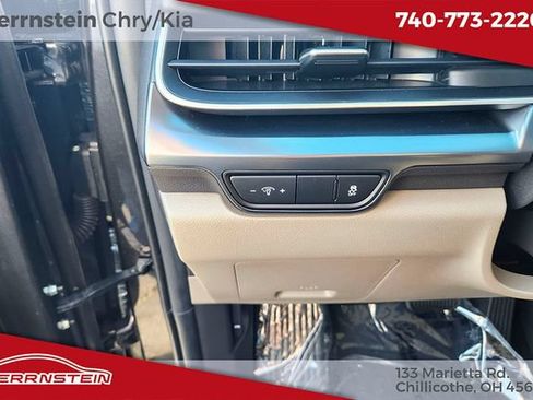Used 2025 Kia Carnival FWD image 16