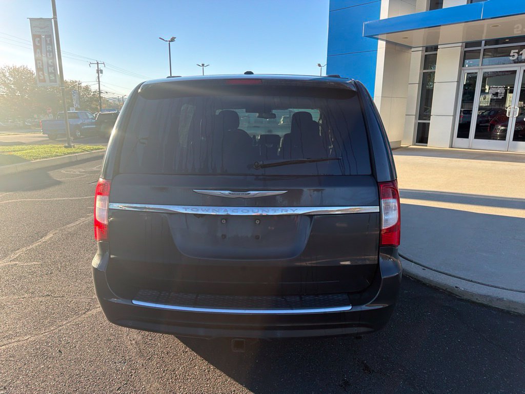 Used 2012 Chrysler Town & Country Touring-L w/ Trailer Tow Group FWD image 3