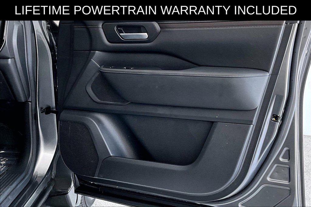 Used 2025 Nissan Armada SL AWD/4WD image 24