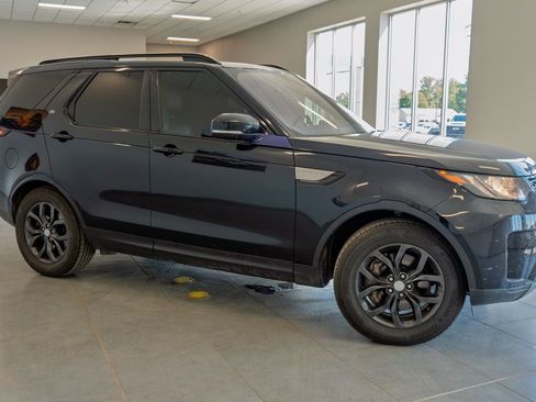 Used 2018 Land Rover Discovery SE image 2