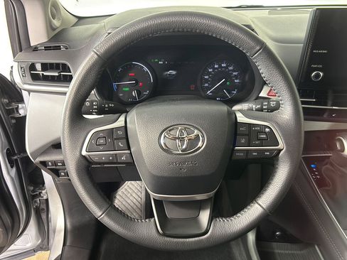 Used 2025 Toyota Sienna XLE w/ XLE Plus Package FWD image 30