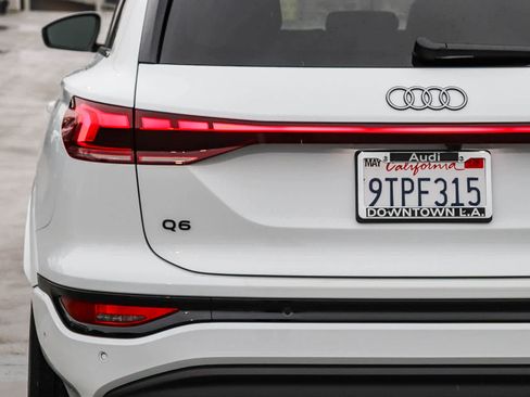 Used 2025 Audi Q6 e-tron Premium w/ Convenience Package image 12